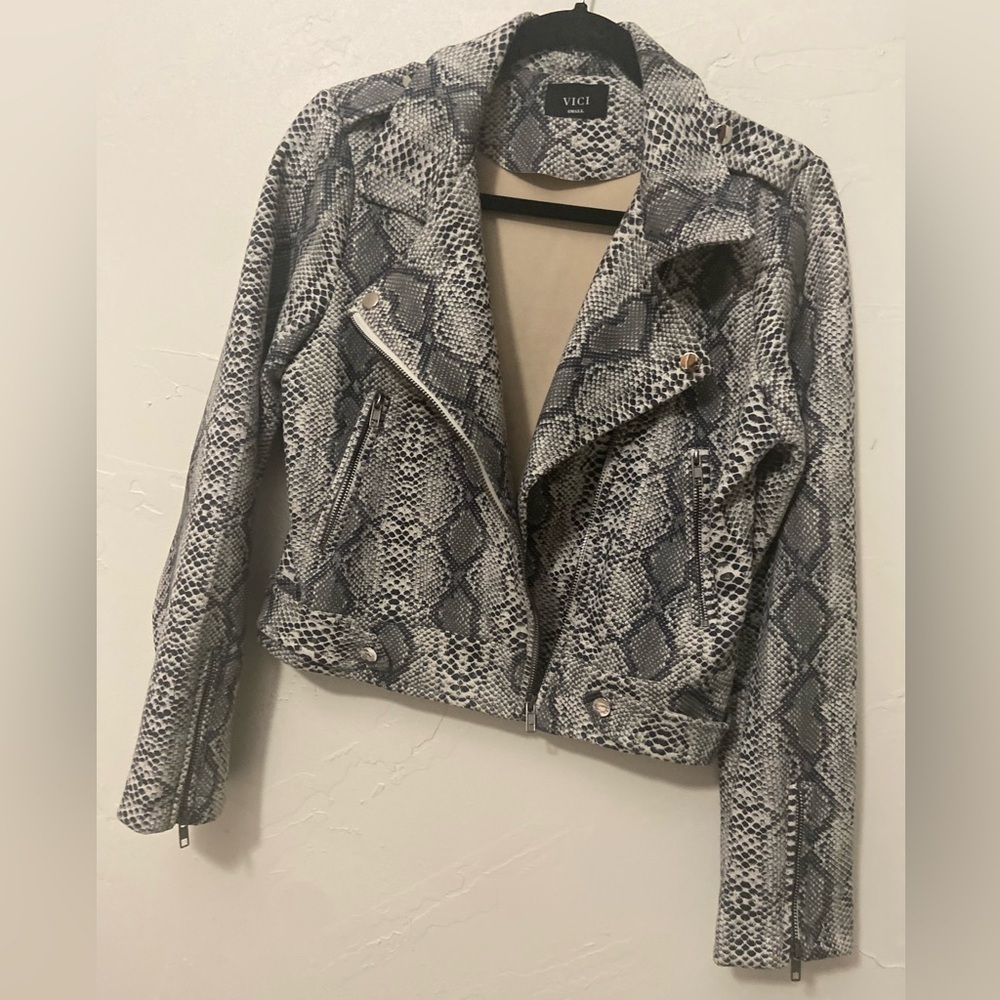 Vici~Neutral~Snakeskin Print~Moto Jacket~Zipper Pockets, Cuffs & Closure~Size S - Picture 10 of 16